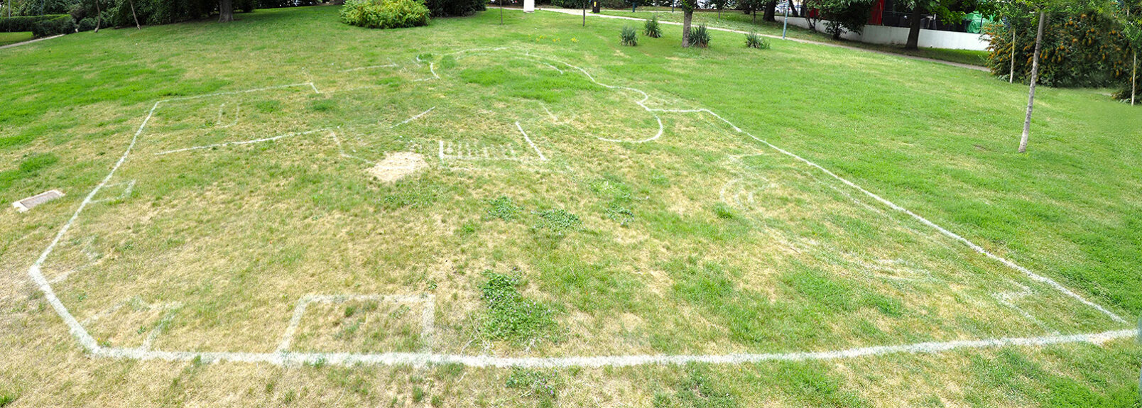 Sofie Thorsten - Pozvolná rekonstrukce, procesuální instalace, velkoplošná kresba v trávě, park za Domem umění města Brna